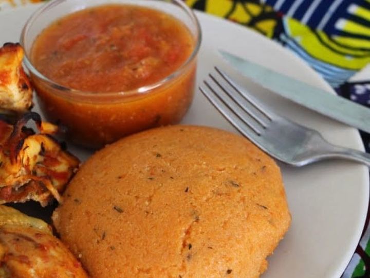 Amiwo, la pâte rouge béninoise, avec du poulet